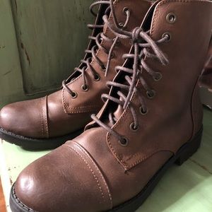Combat brown boots